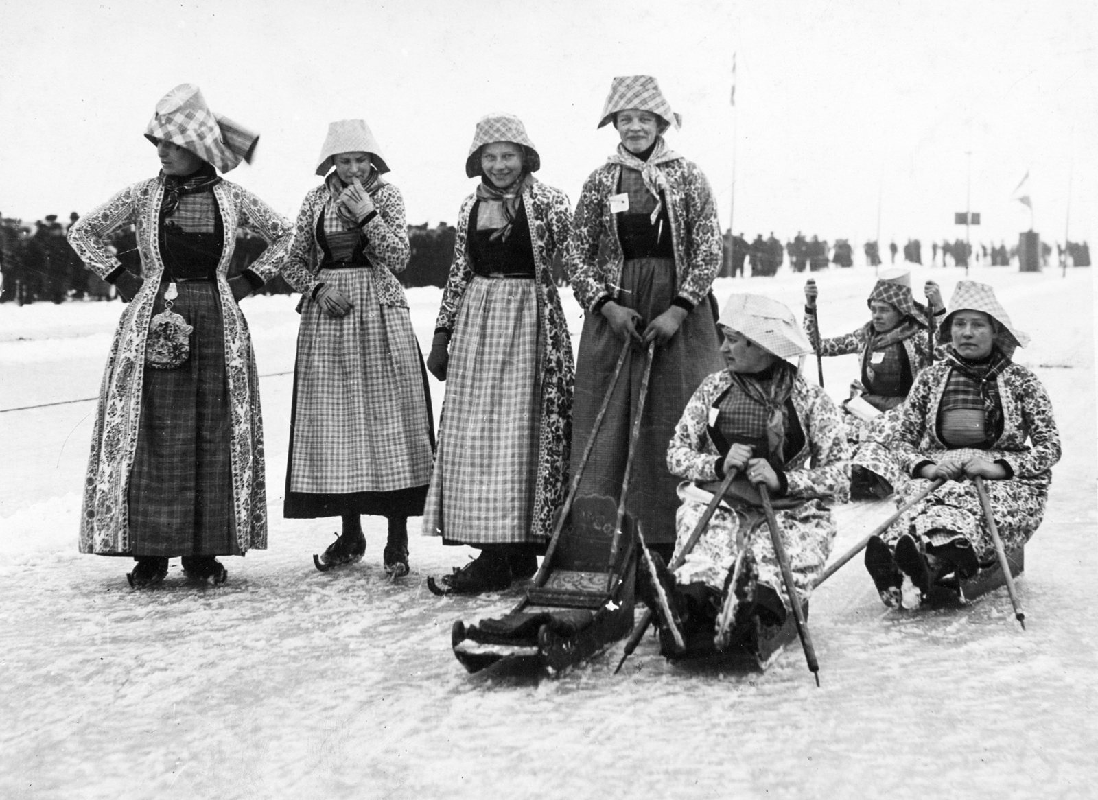 Vrouwen in Hindelooper klederdracht, foto uit 1924